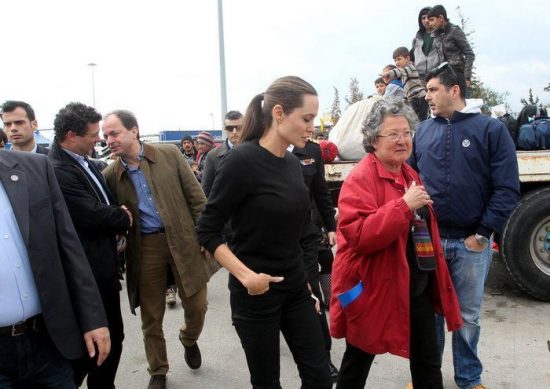 Χαμός στο λιμάνι του Πειραιά με την άφιξη της Angelina Jolie