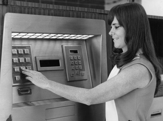 Δεν φαντάζεστε γιατί δημιουργήθηκαν τα πρώτα ATM
