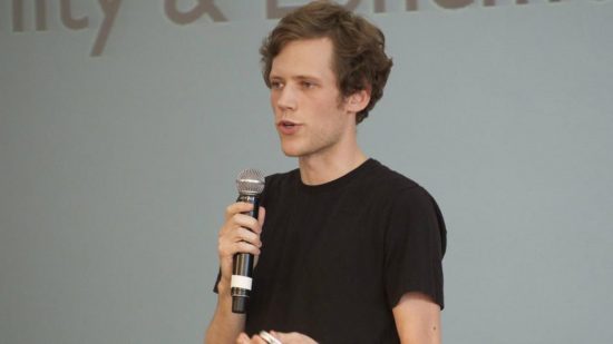 Τρέμε Zuckerberg – Η Google προσέλαβε τον ιδρυτή του 4chan! (video)