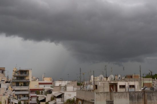 Πτώση της θερμοκρασίας με βροχές και καταιγίδες
