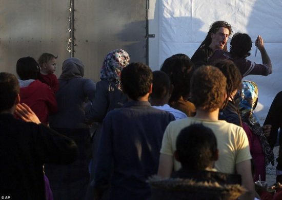 Χάος σε Πειραιά και Ειδομένη: Φόβοι για… έκρηξη των απελπισμένων προσφύγων (pics + vids)