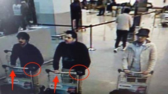 Δείτε τη συγκλονιστική λεπτομέρεια. Σε ποιο χέρι κρατούσαν τους πυροκροτητές οι βομβιστές