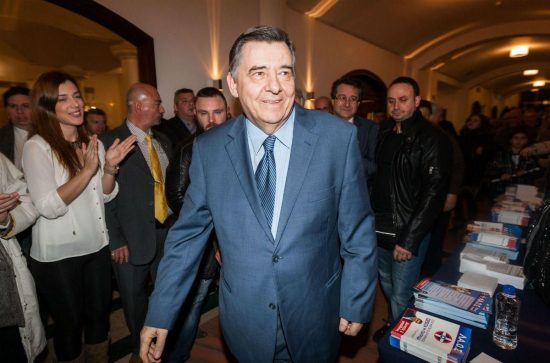 Αποχωρεί από την ηγεσία του ΛΑ.Ο.Σ ο Καρατζαφέρης