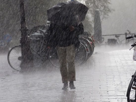 Προβλήματα σε όλη την Αττική λόγω καιρού – Διακοπές ρεύματος στα νότια