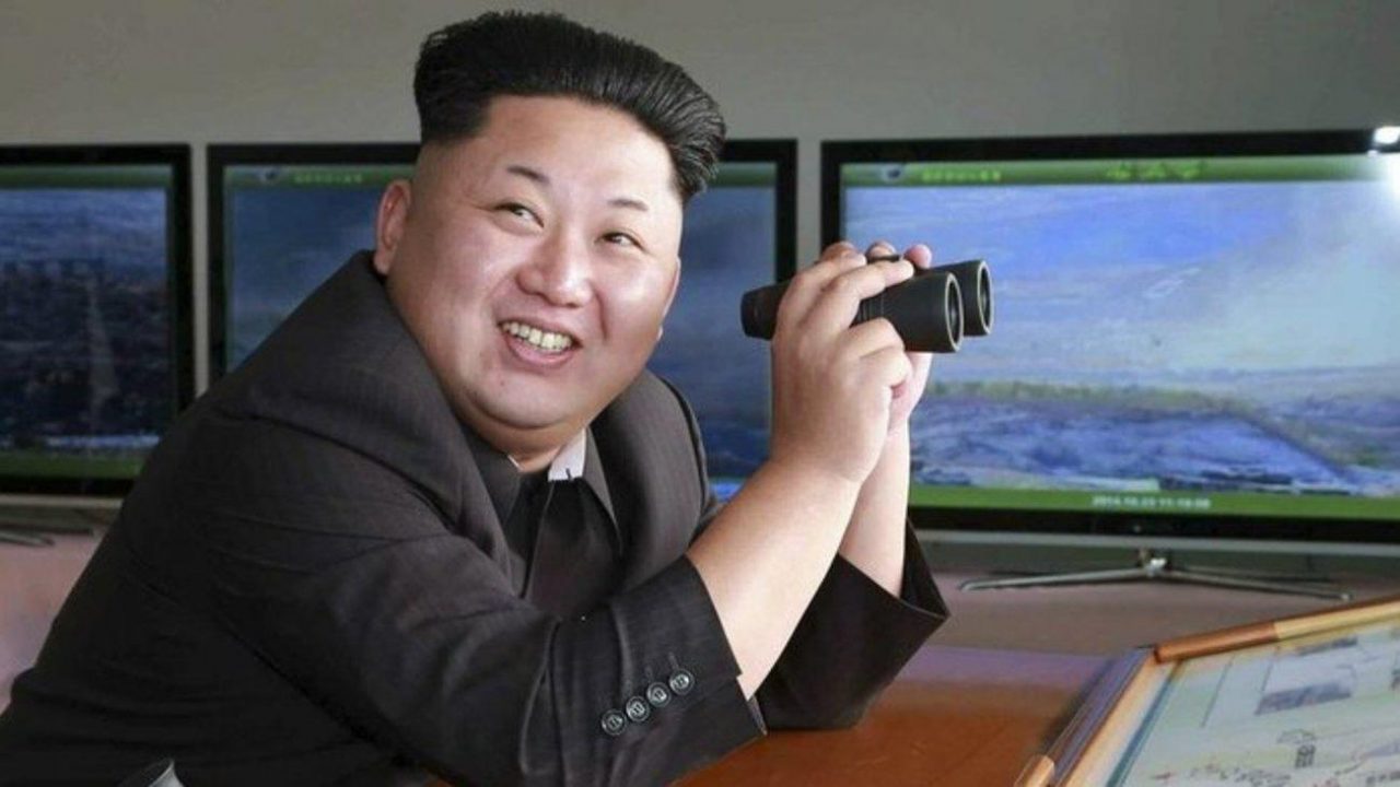Ο Κιμ Γιονγκ Ουν, ηγέτης της Βόρειας Κορέας, καθώς παρακολουθεί με κιάλια