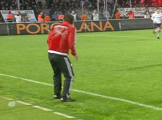 Οπαδοί του ΠΑΟΚ πέταξαν ένα ποτήρι με νερό στον προπονητή του Ολυμπιακού