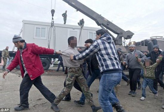Xάος στην Ειδομένη: Παιδόφιλος πρόσφυγας φέρεται να βίασε 7χρονο κοριτσάκι (Photos)