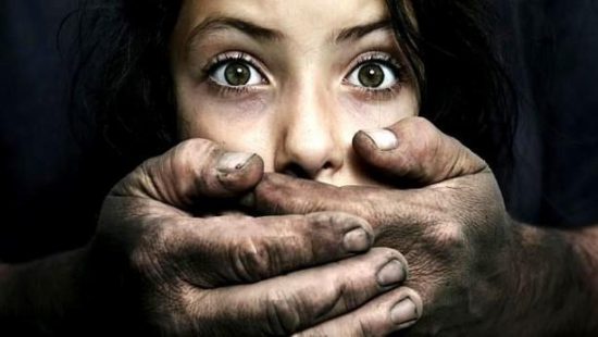 Πατέρας – φρικιό ασελγούσε στην 9χρονη καρκινοπαθή κόρη του και τον άφησαν ελεύθερο!