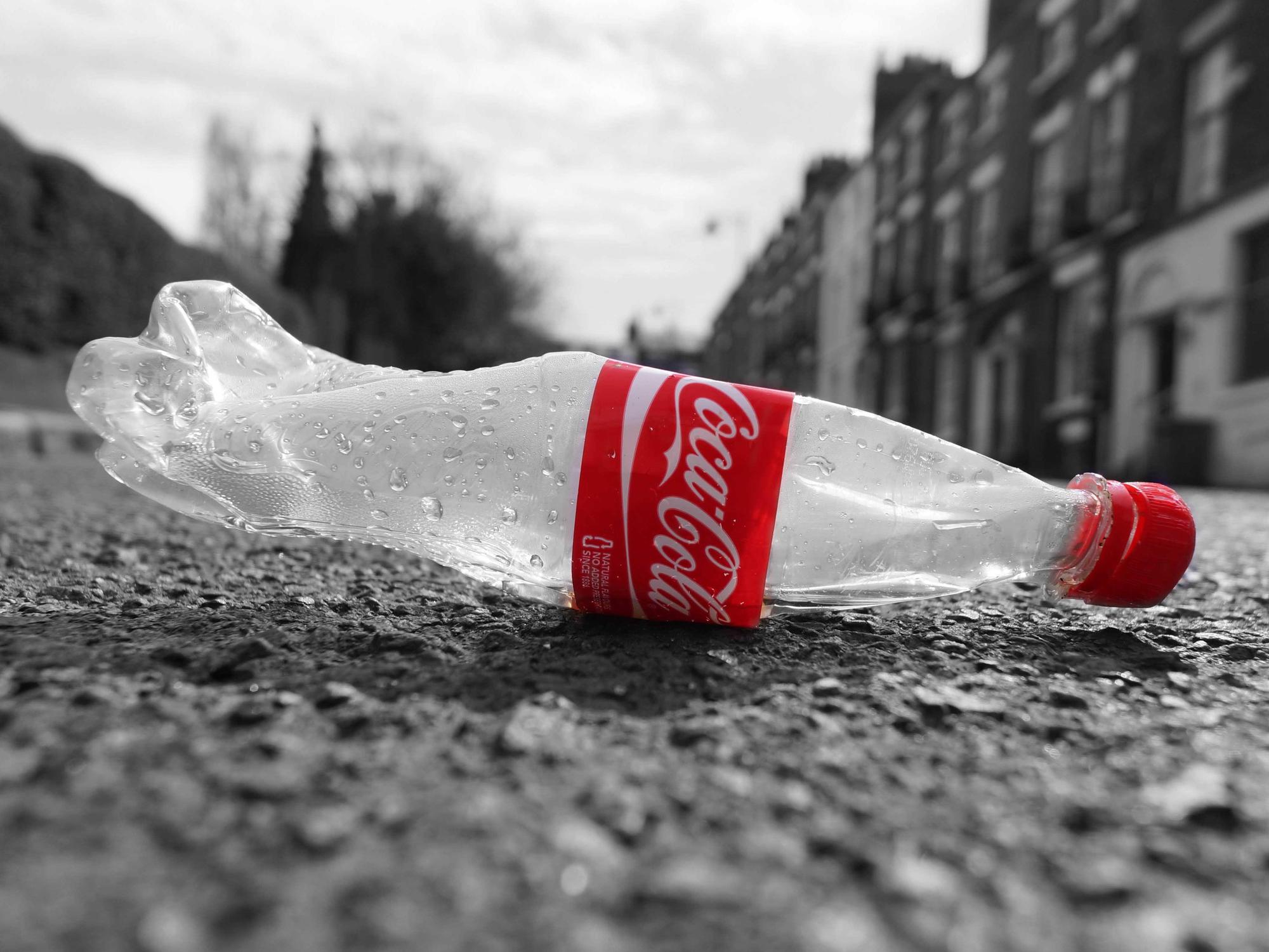 Coca Cola: Η άλλοτε εταιρία-κολοσσός σε ελεύθερη πτώση