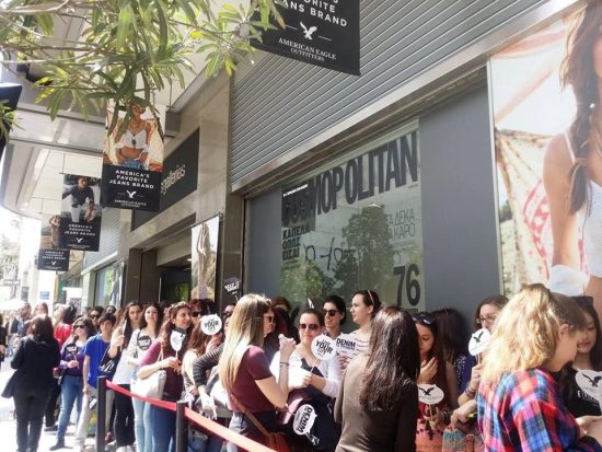 Ουρές έξω από τα Notos Galleries για τα άρτι αφιχθέντα American Eagle