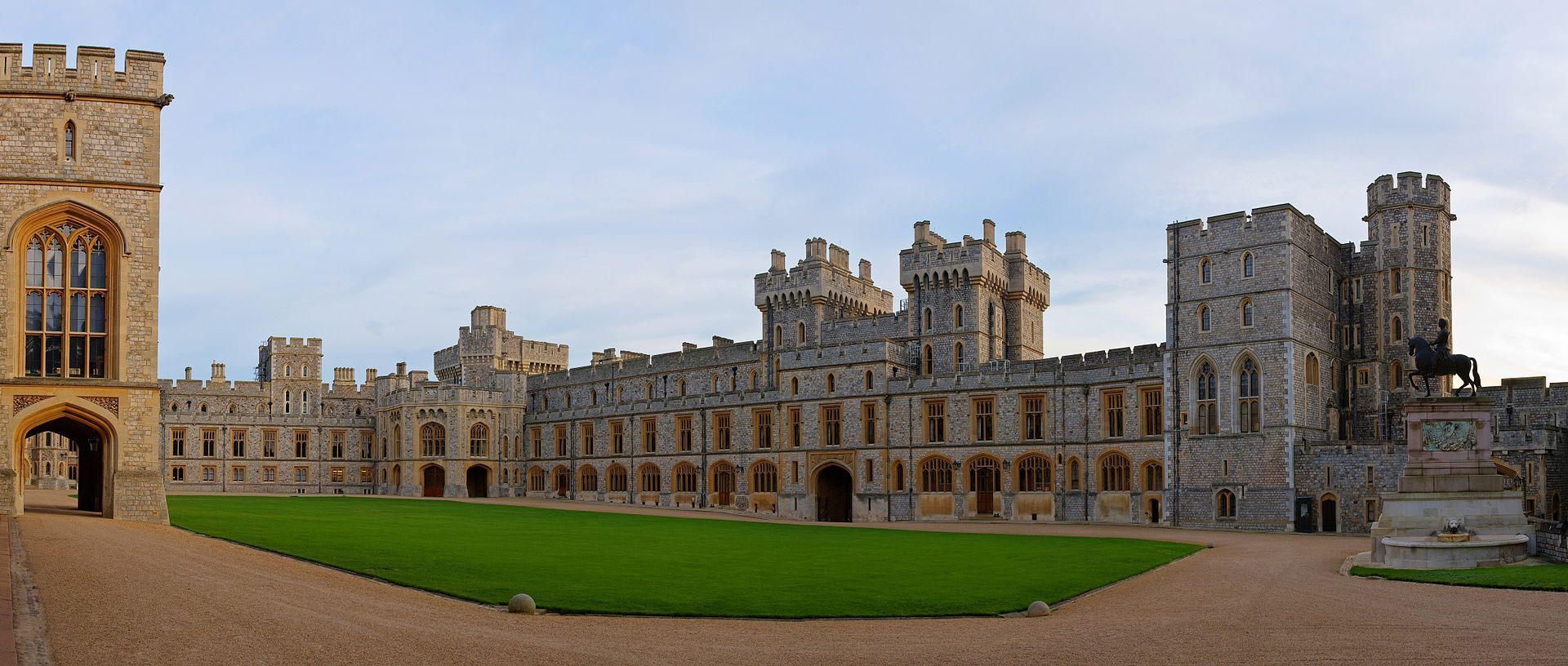 Windsor_Castle_Upper_Ward_Quadrangle_Corrected_2-_Nov_2006