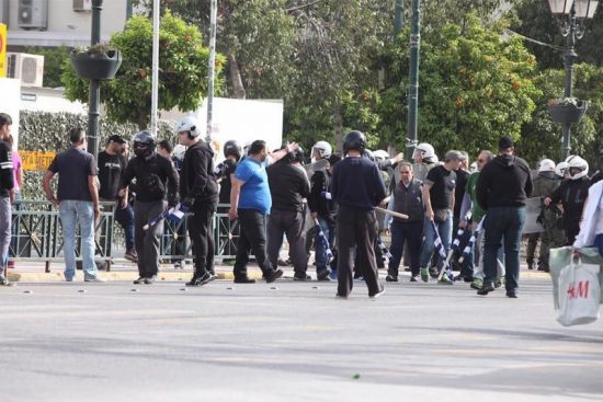 Έκρυθμη κατάσταση στον Πειραιά μεταξύ αντιεξουσιαστών και μελών της Χρυσής Αυγής (pic)