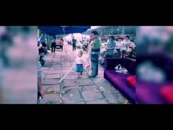 Δείτε τον πιτσιρικά που υπερασπίζεται το μαγαζί των γονιών του!
