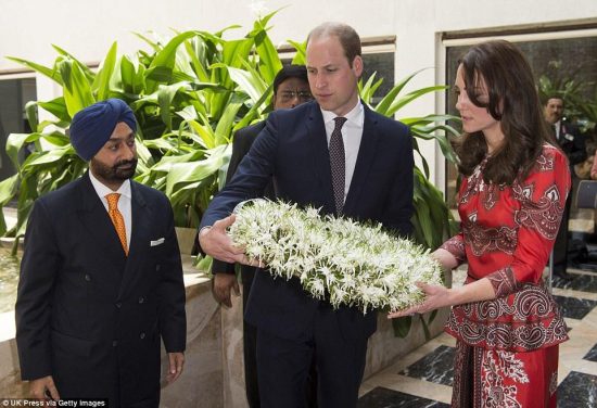 Η Kate και ο  William κατέθεσαν στεφάνι για τα θύματα του 2008 στη Βομβάη