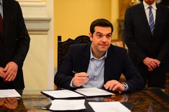 Μα ξέρει που βάζει την υπογραφή του ο Αλέξης Τσίπρας;