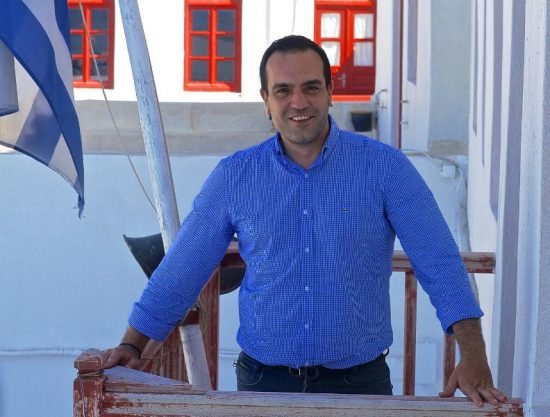 Απειλεί τους καταστηματάρχες με αφαίρεση αδειών ο δήμαρχος Μυκόνου. Αν δεν…