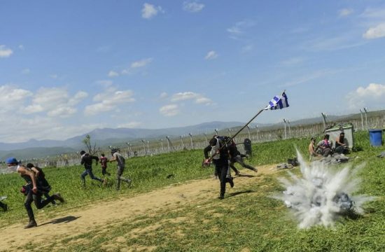 Ύποπτα παιχνίδια από τους Αλληλέγγυους. Καλούν τους μετανάστες να εισβάλουν στα Σκόπια με μολότοφ
