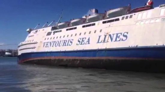 Αlert! Βυθίζεται πλοίο στο λιμάνι του Πειραιά (Video)