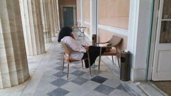 ΦΩΤΟ: Βουλευτές σε στιγμές… χαλάρωσης στο περιστύλιο της Βουλής