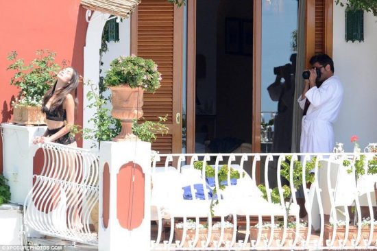 Σκάνδαλο: Δείτε τον Έλληνα σταρ του Hollywood που φωτογραφίζει γυμνή την σύντροφο του