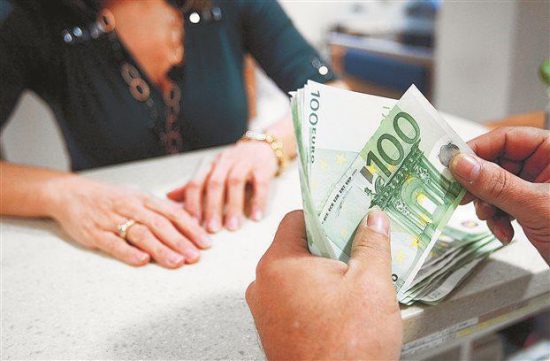 Απαγορεύονται οι συναλλαγές με μετρητά πάνω από 500 ευρώ