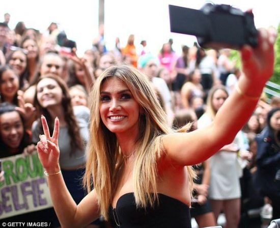 Οι selfie φωτογραφίες των σταρ προκαλούν τεράστια προβλήματα στα νεαρά κορίτσια