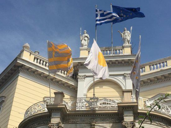 Γιατί κυματίζει μία κίτρινη Ελληνική σημαία στη Βασ. Σοφίας;