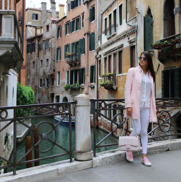 Η όμορφη Δήμητρα Μέρμηγκα με φόντο ένα από τα γραφικά κανάλια της Βενετίας