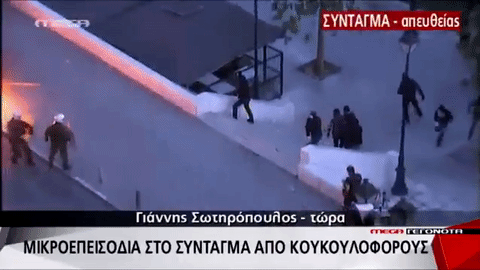 Τελικά πόσο “άγνωστοι” είναι οι κουκουλοφόροι στην αστυνομία; (gif)