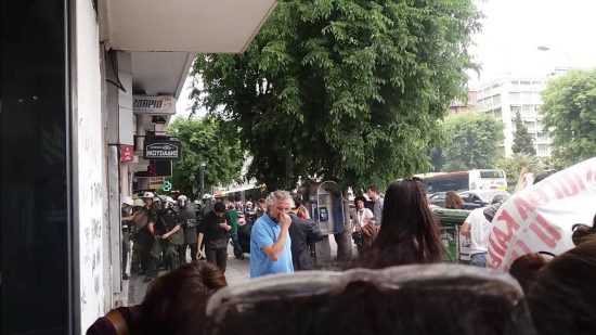 Video – ΣΟΚ: Έριξαν χημικά σε διαδηλωτές έξω από τα γραφεία του ΣΥΡΙΖΑ