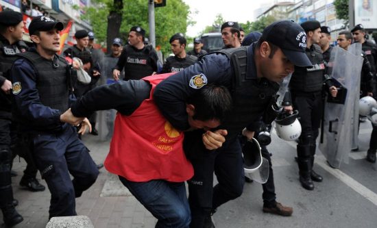 Συλλήψεις, δακρυγόνα, αντλίες νερού και ένας νεκρός στην διαδήλωση για την Εργατική Πρωτομαγιά στην Τουρκία