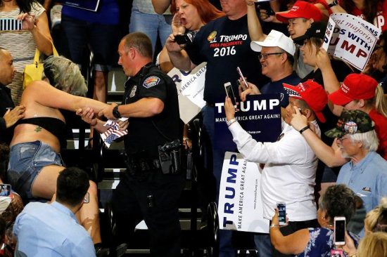 Αγριεύουν οι διαδηλώσεις κατά του Trump-Πυροβολισμοί και δακρυγόνα σε ομιλία του (Video)