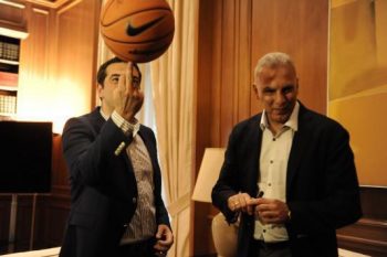 “Do it like Galis”- Τα κόλπα του Τσίπρα με την μπάλα του μπάσκετ στο Μαξίμου