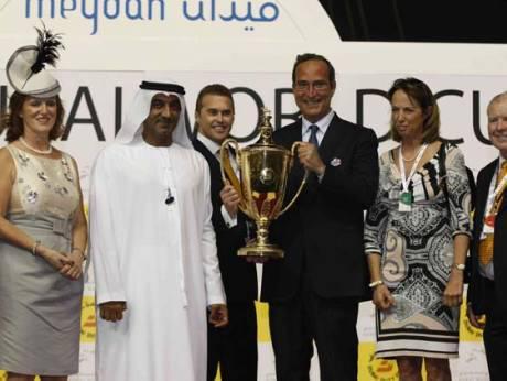 O Λεωνιδας Μαρινόπουλος κατα την διαρκεια της απονομής βραβειου στο Dubai καθώς το αλογο του με την ονομασία Πρέσβης κέρδισε σε αγώνα τον Μάρτιο του 2016 . Δίπλα του η κ. Μαρίνα Μαρινοπούλου 