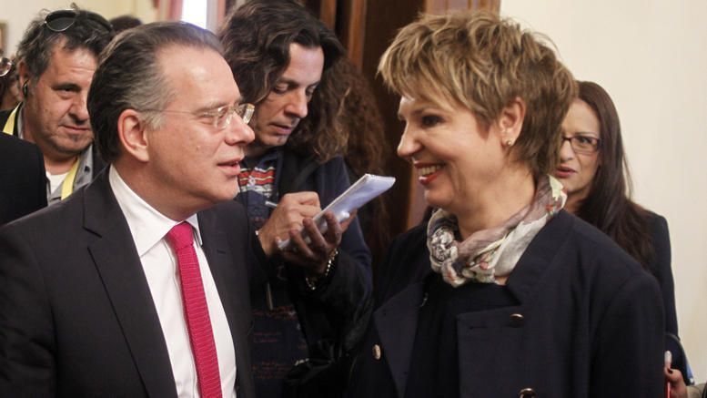 Ο εκπρόσωπος Τύπου της Νέας Δημοκρατίας, Γιώργος Κουμουτσάκος και η κυβερνητική εκπρόσωπος Όλγα Γεροβασίλη