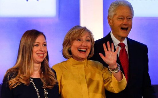 Hillary και Bill  ευτυχισμένοι παππούδες- Το γλυκό διάλειμμα των Clinton από την προεκλογική εκστρατεία (φωτο)