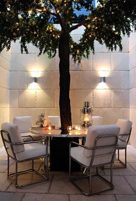 Αίθριο με custom made δέντρο ύψους 15 μέτρων σε townhouse στο Μαϊάμι.