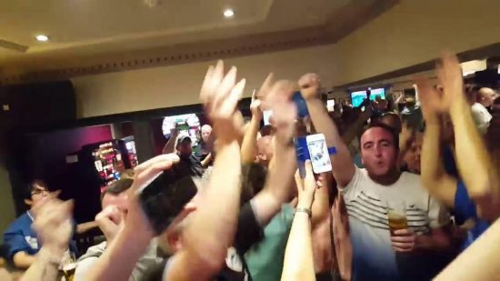 Το γλέντησαν με την ψυχή τους: Το τραγούδι των Βόρειων Ιρλανδών για την πρώτη νίκη τους στο Euro