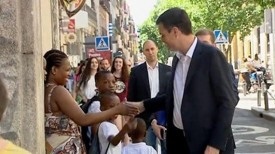 Ρατσιστής ο αρχηγός των Ισπανών Σοσιαλιστών; Χαιρετά μετανάστες και μετά σκουπίζει τα χέρια του (φωτο+ video)