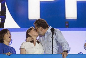 Το φιλί του Rajoy μετά τη νίκη στις ισπανικές εκλογές (Video)