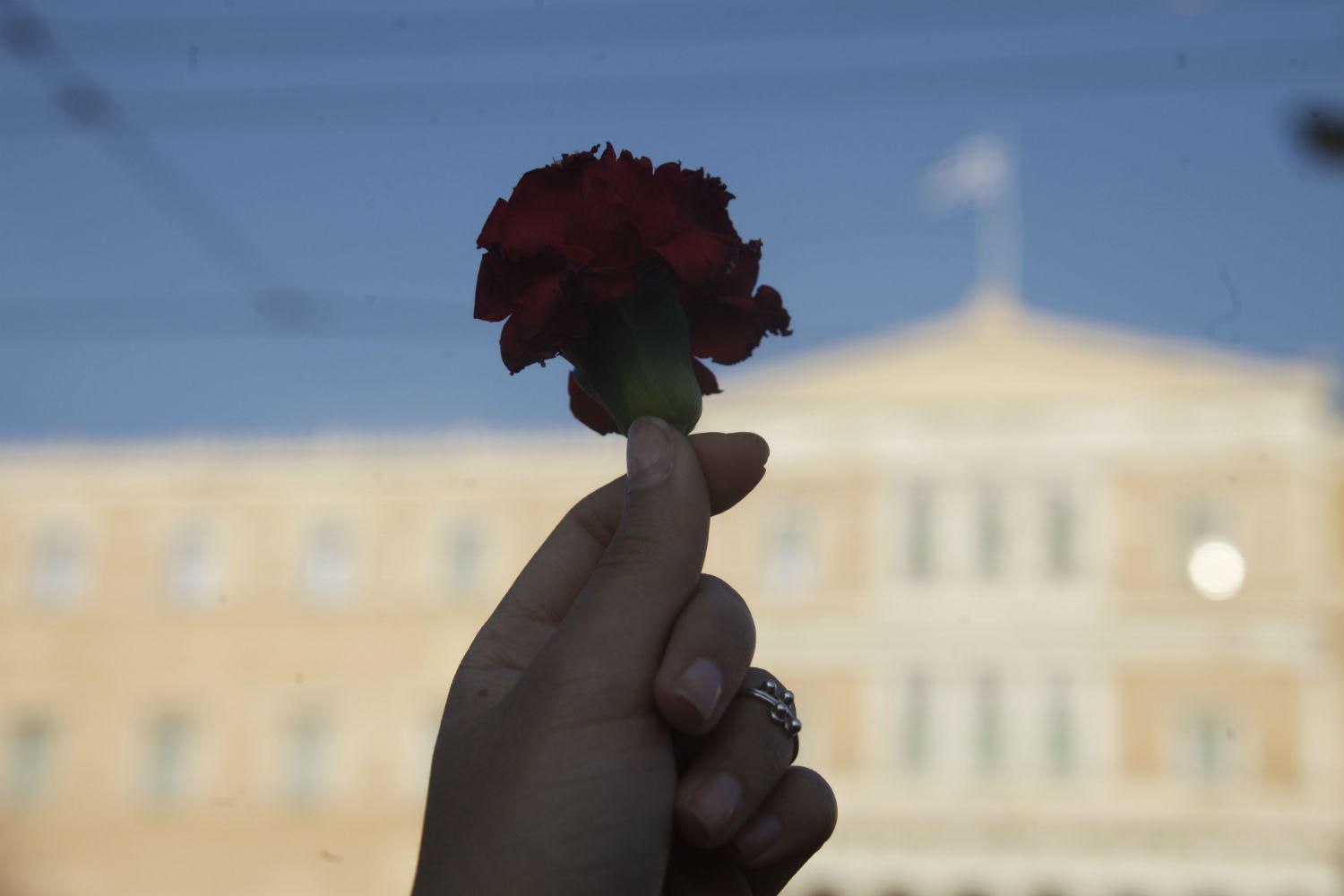 Mπορούν οι “Παραιτηθείτε” και τα social media να κατεβάσουν 50.000 η 100.000 κόσμο στο Σύνταγμα;