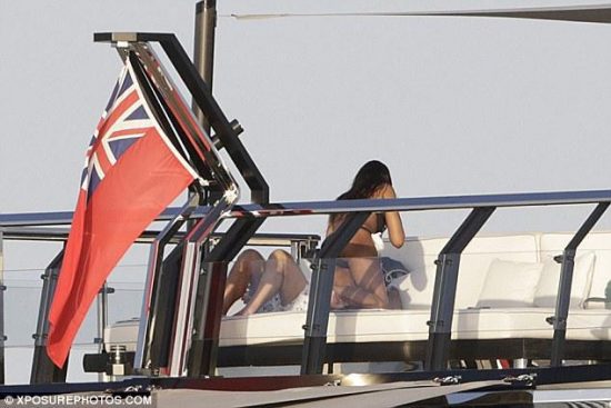 Η Naomi Campbell, το μαύρο μπικίνι και το υπερπολυτελές γιοτ