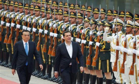 Ο Τσίπρας τρολάρει τους πάντες: Δεν πέτυχα το “χωρίς γραβάτα” στην Ευρώπη, αλλά το κατάφερα στην Κίνα
