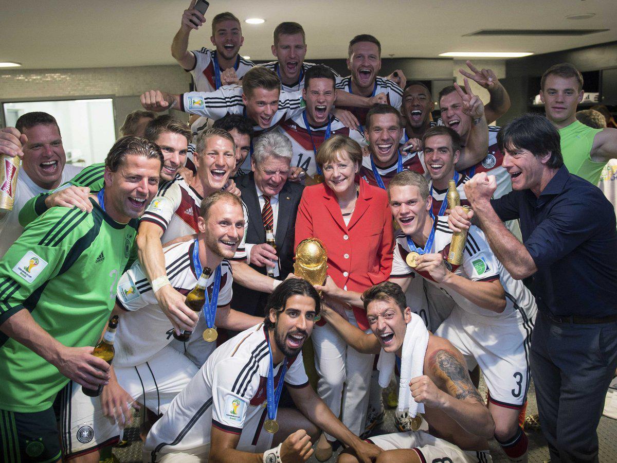 H Καγκελάριος Angela Merkel και ο Πρόεδρος της Γερμανίας Joachim Gauck γιορτάζουν με την γερμανική εθνική ομάδα, μετά τη νίκη της 1-0 στο 2014 FIFA World Cup εναντίον της Αργεντινής
