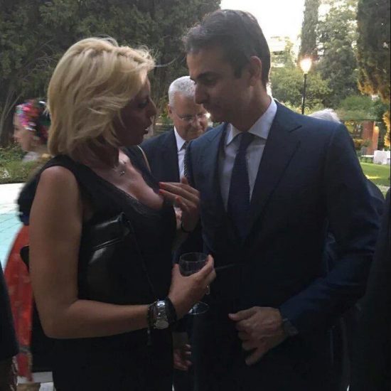 Η κομψή βουλευτής και το τετ α τετ που τράβηξαν όλα τα βλέμματα στη δεξίωση του Προεδρικού Μεγάρου (pics)