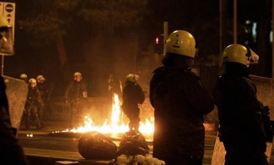 Πεδίο μάχης και πάλι τα Εξάρχεια – Άγνωστοι επιτέθηκαν με μολότοφ σε ΜΑΤ