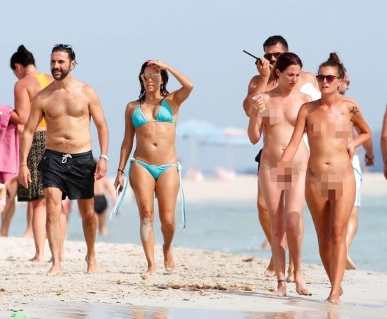 Eva Longoria: H άβολη στιγμή που καταλαβαίνεις ότι είσαι η μόνη ντυμένη σε παραλία γυμνιστών!