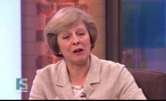 Κι όμως! Η Theresa May αρνείται να αποκλείσει το ενδεχόμενο απέλασης Ευρωπαίων πολιτών από τη Βρετανία