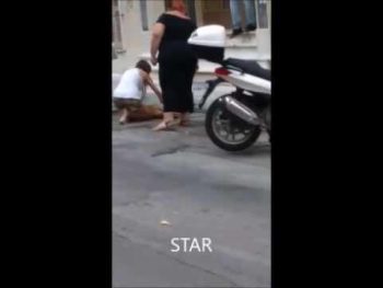 Ανήκουστο! Άντρας κακοποίησε και πέταξε το σκυλάκι του από το μπαλκόνι (video)