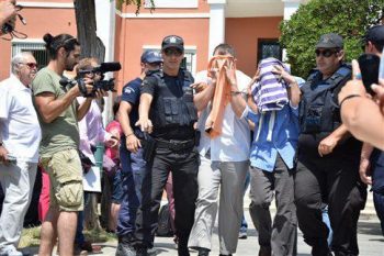 Και ξαφνικά αποφάσισαν να μεταφέρουν στην Αθήνα τους οκτώ Toύρκους στρατιωτικούς!